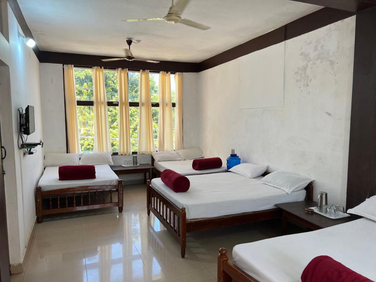 Hotel caveri inn Madikeri Esterno foto